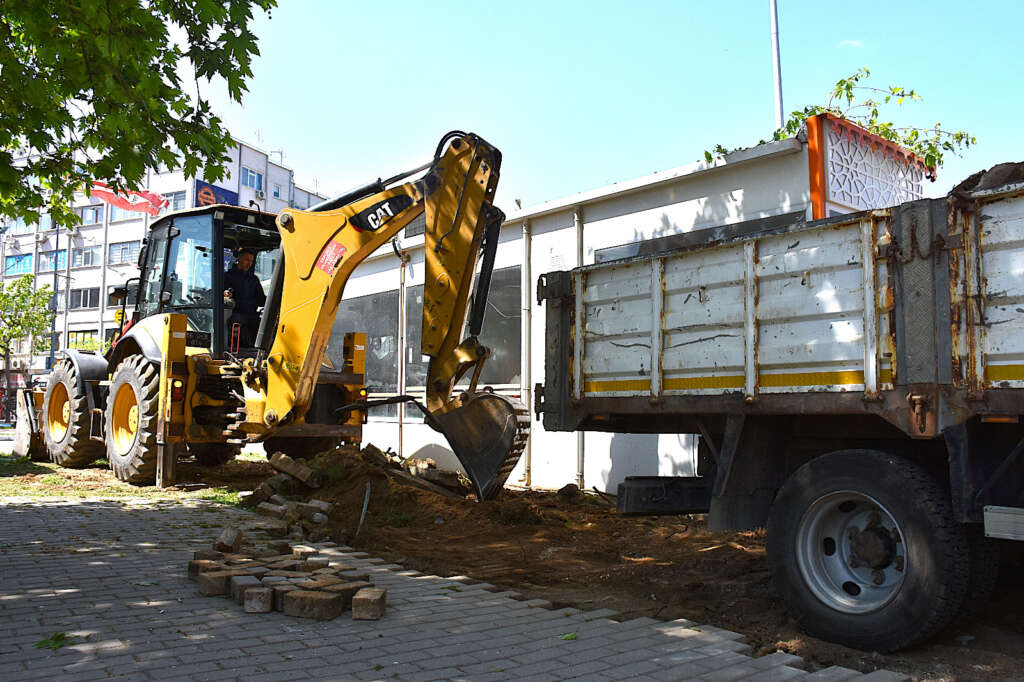 Gemlik’te meydanda yaya kaldırımı genişliyor