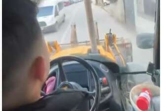 Bursa’da iş makinesi ile tehlikeli yolculuk kamerada