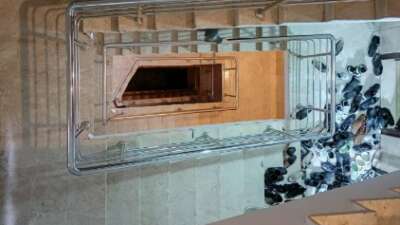 Apartman boşluğuna düşen kız çocuğu hayatını kaybetti