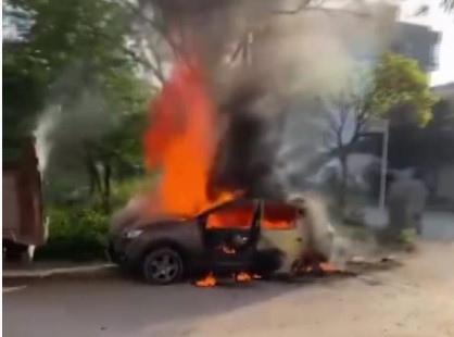 Bursa’da park halindeki otomobil alev topuna döndü