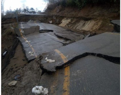 Kastamonu’da heyelan sebebiyle yol çöktü