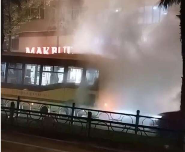 Bursa’da belediye otobüsü arıza yaptı, çevreyi duman sardı