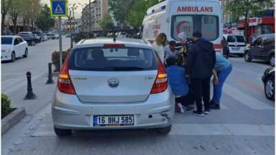 Bursa’da feci kaza! Motosiklet önündeki otomobile çarptı