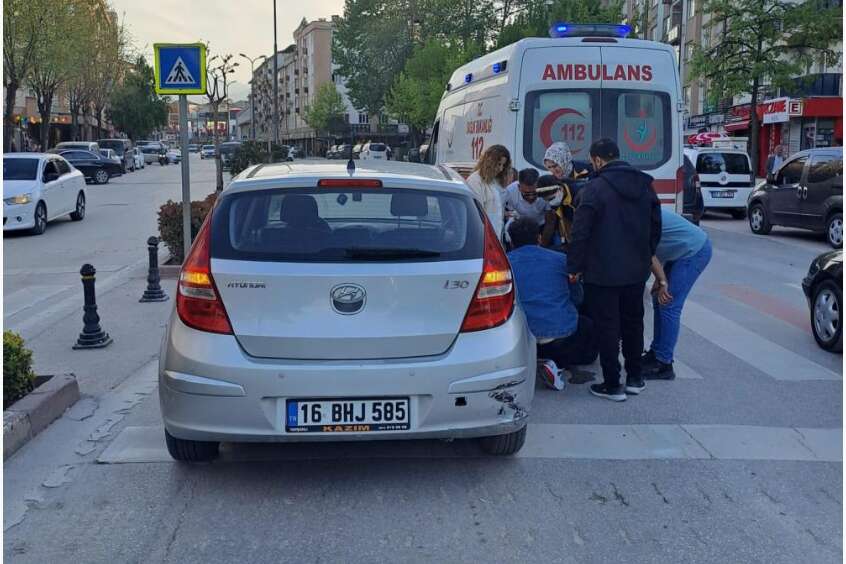 Bursa’da feci kaza! Motosiklet önündeki otomobile çarptı