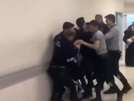 Çocuğuna bakılmadığını iddia eden şahıs hastaneyi birbirine kattı