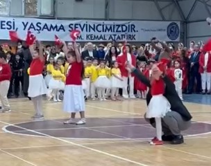 23 Nisan’da yürekleri ısıtan anlar: Bursa’da bir baba, özel eğitim sınıfındaki kızını yalnız bırakmadı