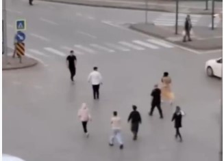 Bursa’da mendilciler ile sürücü akan trafikte kavga etti