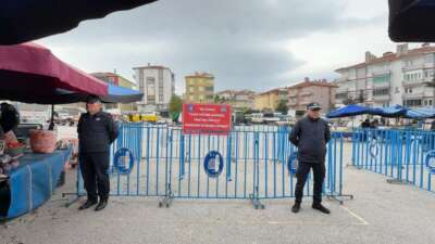 “Ucuz yemesinler” diyerek domatesleri çöpe dökmüştü: O esnafın tezgahı kapatıldı