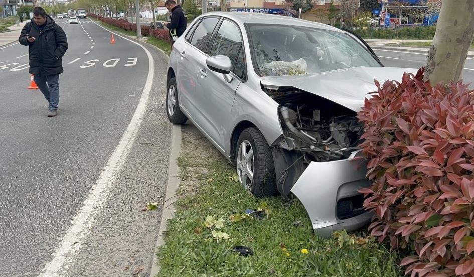 Refüje çıkan otomobil ağaca çarptı: 3 yaralı