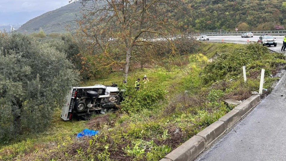 Bursa’da kontrolden çıkan kamyonet şarampole yuvarlandı: 2 yaralı