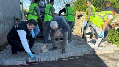 Yenişehir kırsalında parke taşları döşeniyor