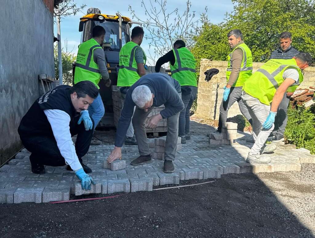 Yenişehir kırsalında parke taşları döşeniyor