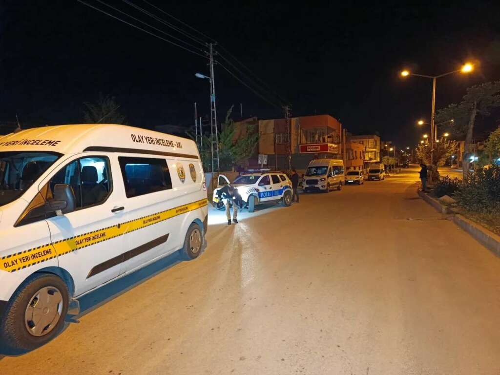 Arkadaşına serviste dehşeti yaşattı! Boynundan bıçakladı