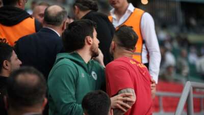 Galatasaraylı Abdülkerim Bardakcı, taraftarlarla atıştı