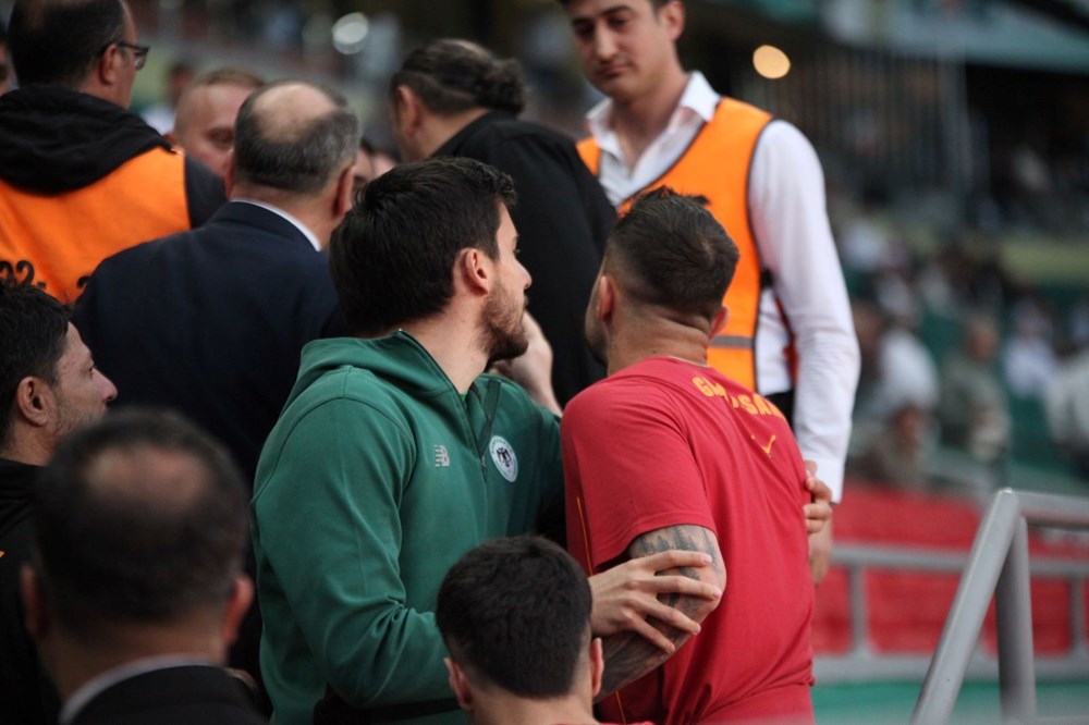 Galatasaraylı Abdülkerim Bardakcı, taraftarlarla atıştı
