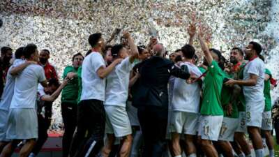 Bursaspor’un şampiyonluk kupası ziyaretlere çıktı