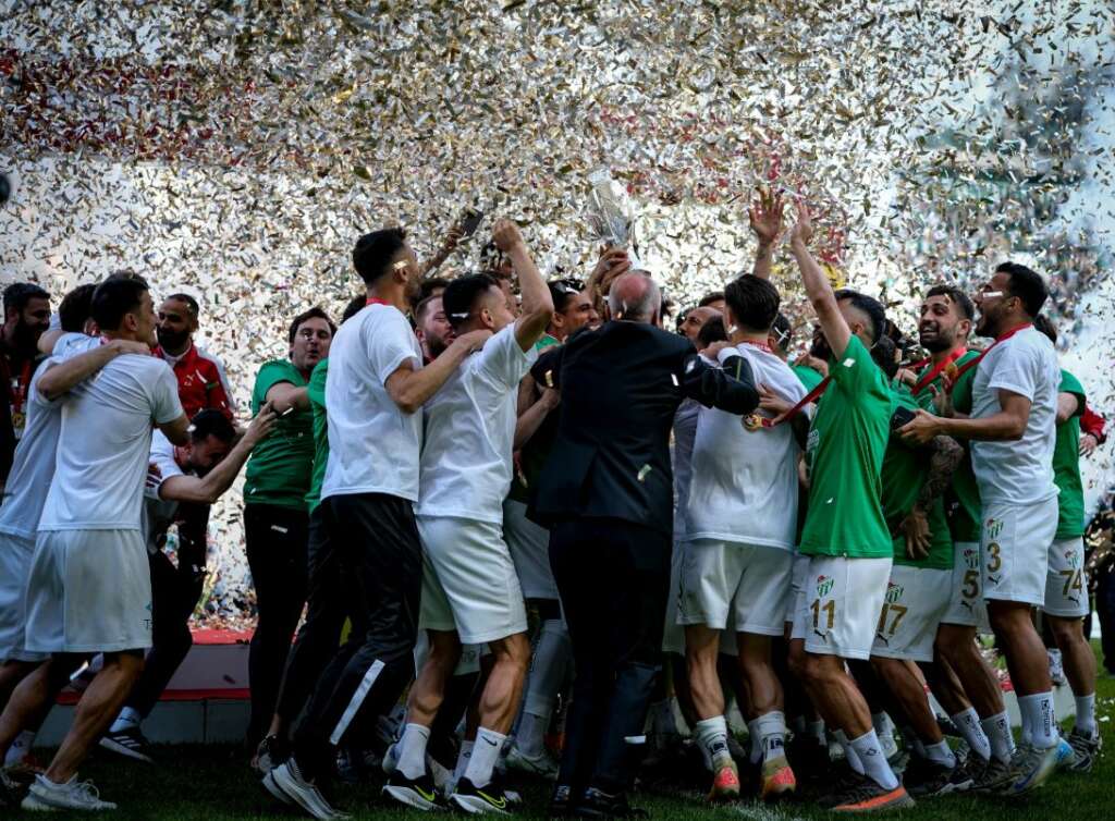 Bursaspor’un şampiyonluk kupası ziyaretlere çıktı