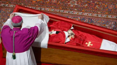 Papa Franciscus, 250 bin kişinin katıldığı cenaze töreniyle son yolculuğuna uğurlandı