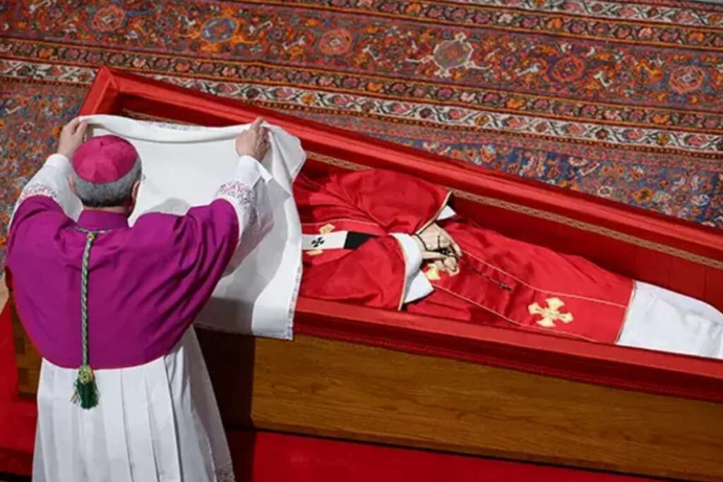 Papa Franciscus, 250 bin kişinin katıldığı cenaze töreniyle son yolculuğuna uğurlandı