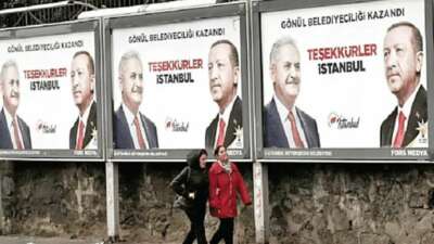 CHP’li Özgür Çelik’ten reklam panoları paylaşımı
