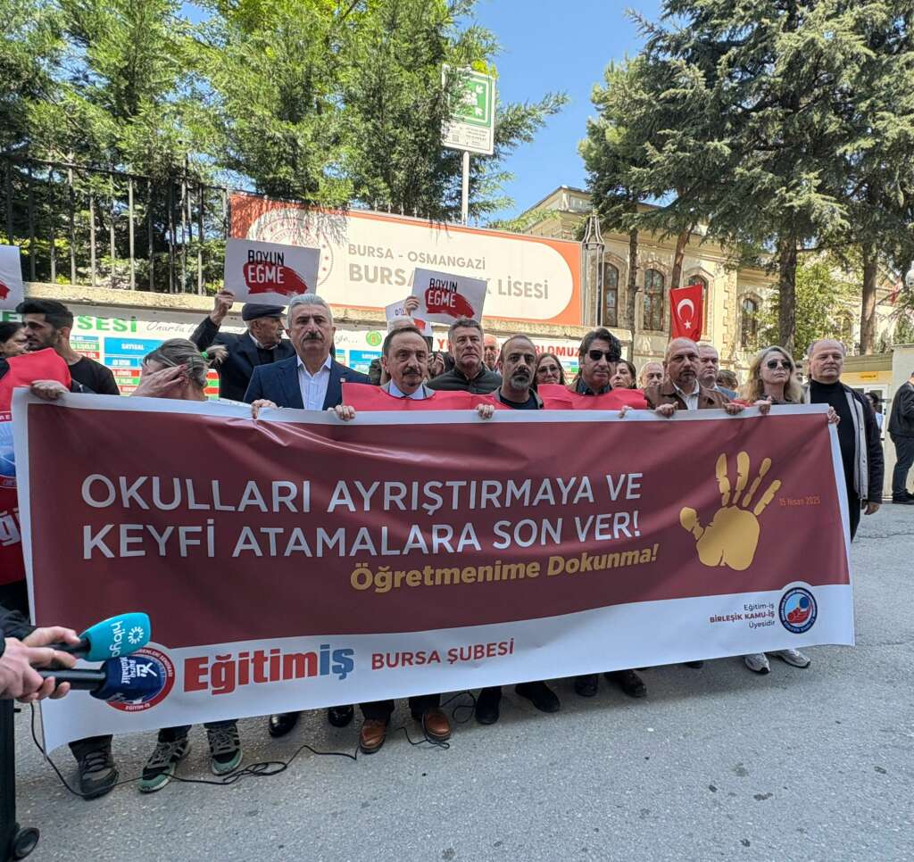 Liseliler Bursa’da da eylemde: Eğitim İş Bursa: Öğretmen sürgününe karşı ayaktayız!