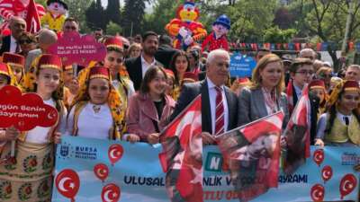 Bursa sokaklarında 23 Nisan kutlaması!