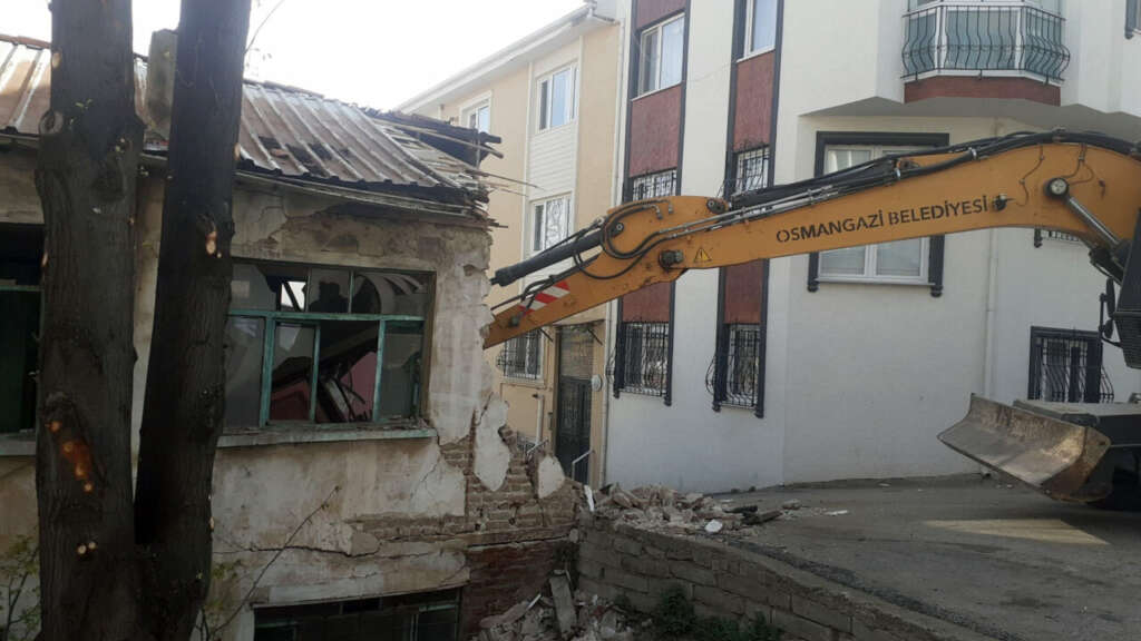 Bursa’da tehlike saçan binalara yıkım