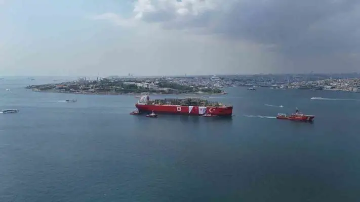“Osman Gazi” platformunun boğazdan geçişi görüntülendi