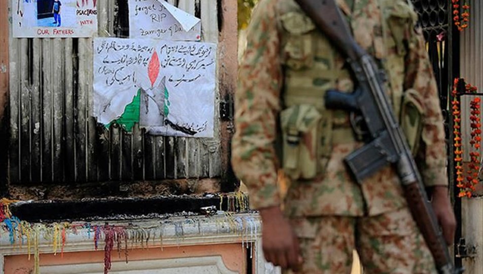 Pakistan’da askeri araca bombalı saldırı