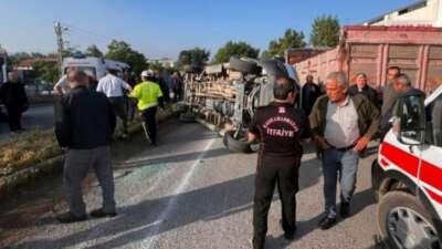 İşçi servisi ile otomobil çarpıştı: Çok sayıda yaralı var