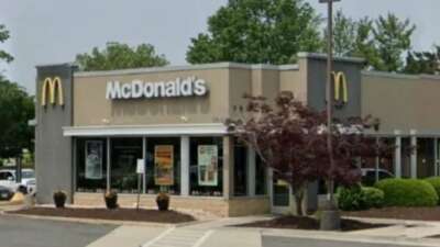 21 yaşından küçükler McDonald’s şubesine giremeyecek