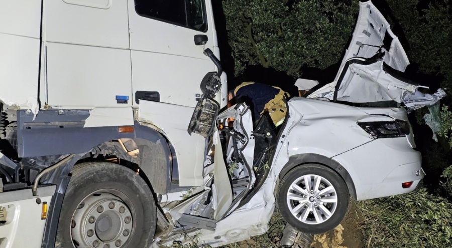 Bursa’da tır otomobili biçti: 1 ölü, 1 yaralı