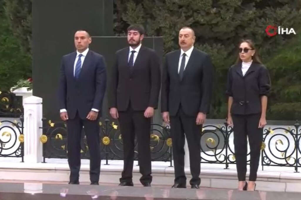 Aliyev, Haydar Aliyev’i mezarı başında andı