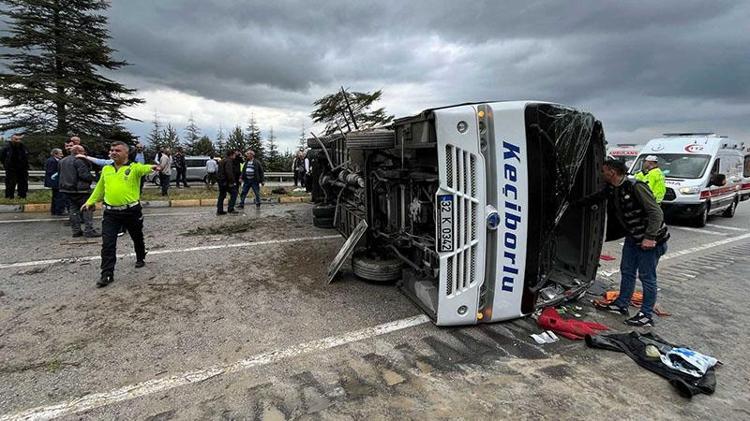 Isparta’da kontrolden çıkan yolcu midibüsü devrildi: 15 yaralı