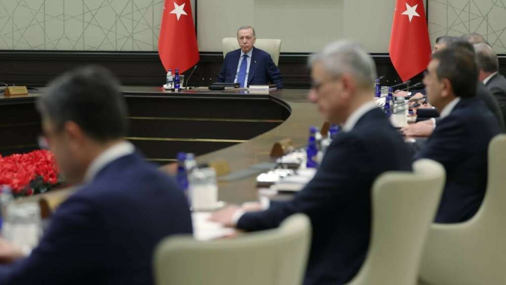 AK Parti’de yenilenme mesaisi: O isimler kabineye girebilir