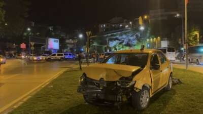 Bursa’da ışık ihlali kaza getirdi… Otomobil taksiye çarptı: 7 yaralı