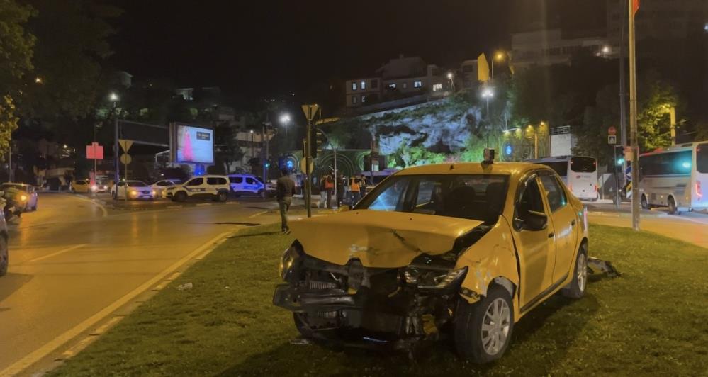 Bursa’da ışık ihlali kaza getirdi… Otomobil taksiye çarptı: 7 yaralı