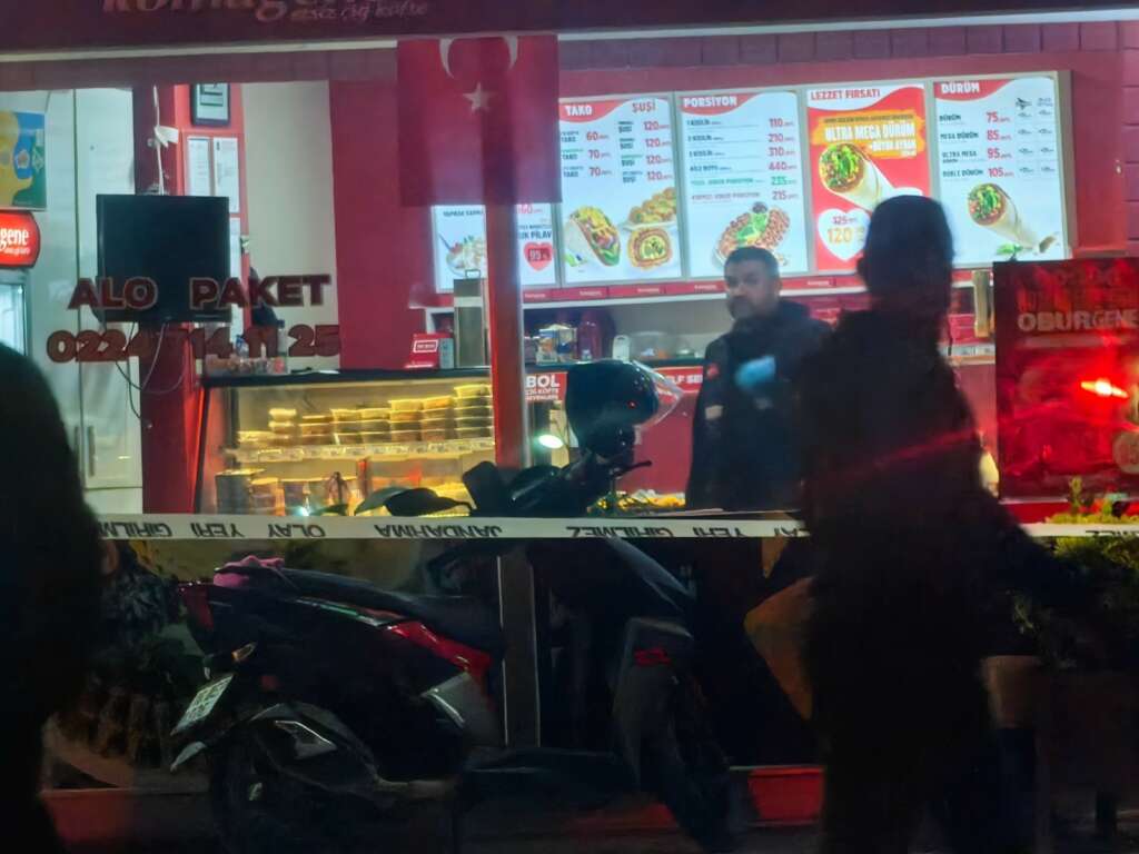 Bursa’da hareketli gece… Çiğköfteciye defalarca ateş etti!