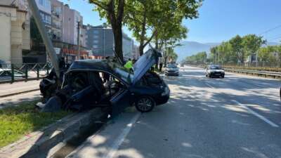 Bursa’da can pazarı… Kontrolden çıktı, direğe çarptı: 1’i ağır 2 yaralı