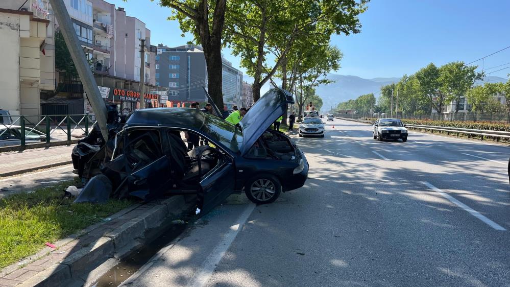 Bursa’da can pazarı… Kontrolden çıktı, direğe çarptı: 1’i ağır 2 yaralı