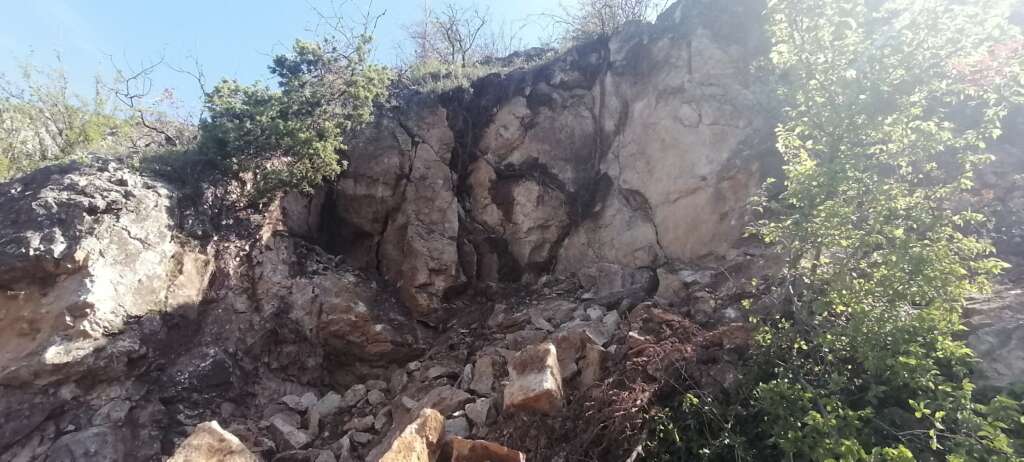 Amasya’da dağdan kopan dev kaya parçaları korkuttu Amasya’da dağdan kopan dev kaya parçaları korkuttu