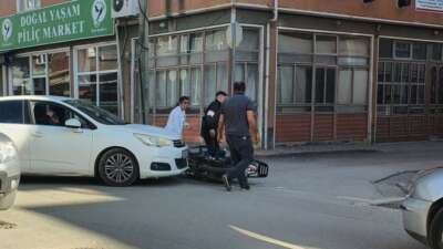 Bursa’da otomobille çarpışan motosikletli yaralandı: Kaza anı kamerada