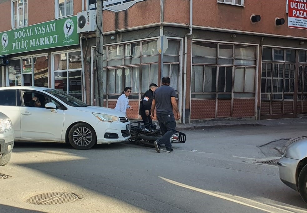 Bursa’da otomobille çarpışan motosikletli yaralandı: Kaza anı kamerada