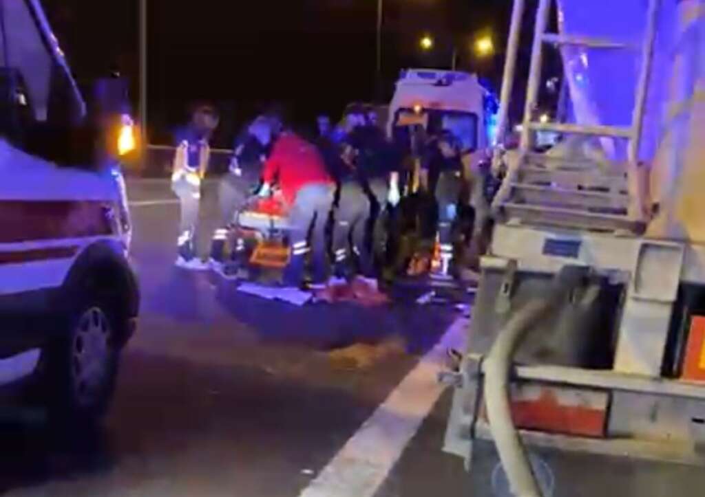 TEM’de arıza nedeniyle araçtan inen 2 kişiye tır çarptı TEM’de arıza nedeniyle araçtan inen 2 kişiye tır çarptı