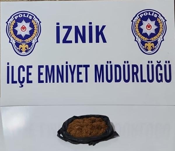 İznik’te polis ekiplerinin durdurduğu araçtan uyuşturucu çıktı İznik’te polis ekiplerinin durdurduğu araçtan uyuşturucu çıktı