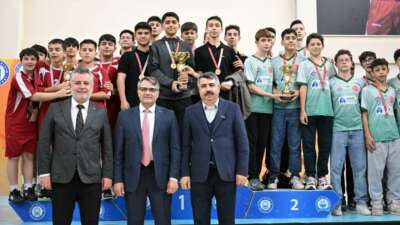 Bursa’da 77 okuldan 4 bin 50 öğrenci sporla buluştu