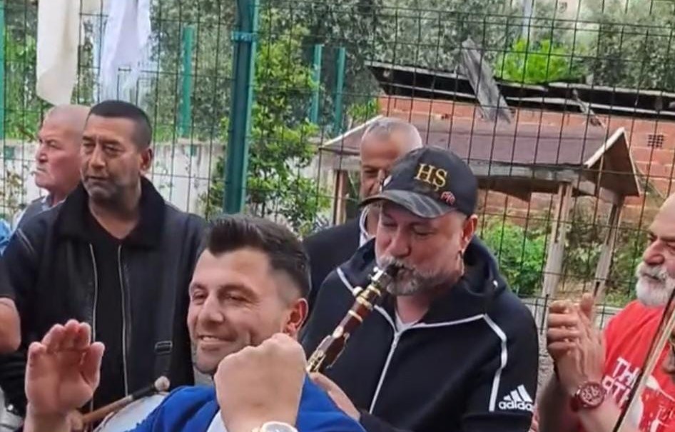 Hüsnü Şenlendirici İznik’te arkadaşının düğününe katıldı Hüsnü Şenlendirici İznik’te arkadaşının düğününe katıldı