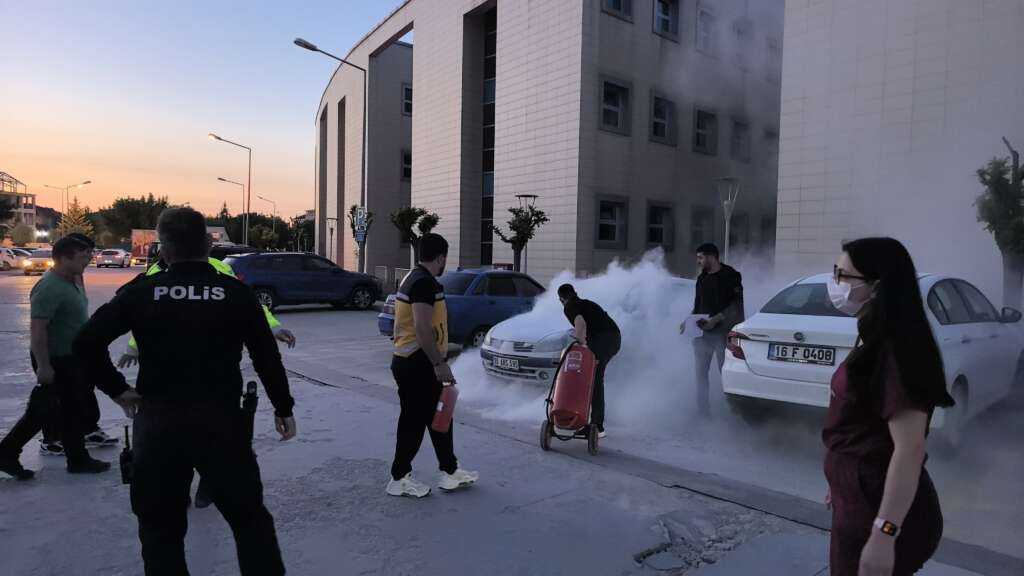 Bursa’da hastane otoparkında park halindeki araç alevlere teslim oldu Bursa’da hastane otoparkında park halindeki araç alevlere teslim oldu