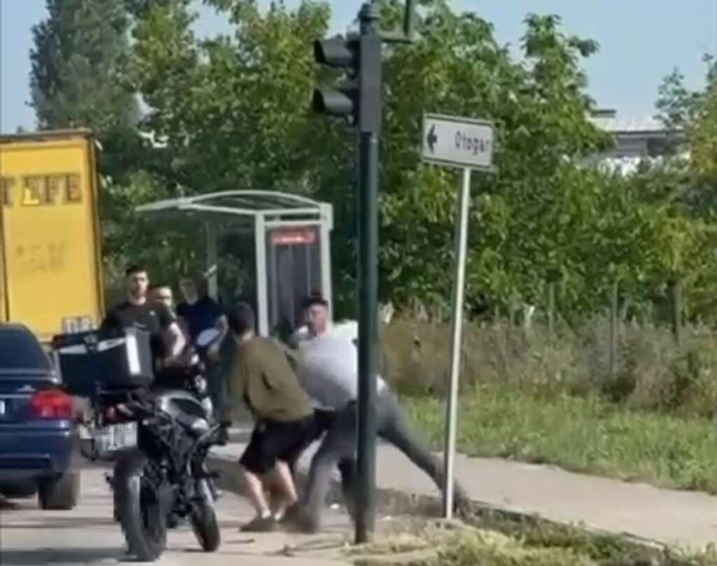 Bursa’da anayol boks ringine döndü… Trafik durdu yumruklar havada uçuştu Bursa’da anayol boks ringine döndü… Trafik durdu yumruklar havada uçuştu