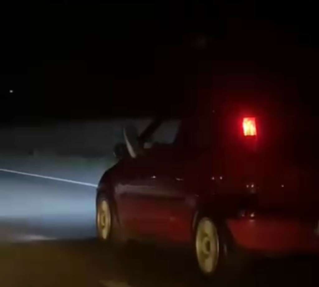 Bursa’da keyifçi sürücü bir ayağı camda bir ayağı gazda yolculuk yaptı Bursa’da keyifçi sürücü bir ayağı camda bir ayağı gazda yolculuk yaptı